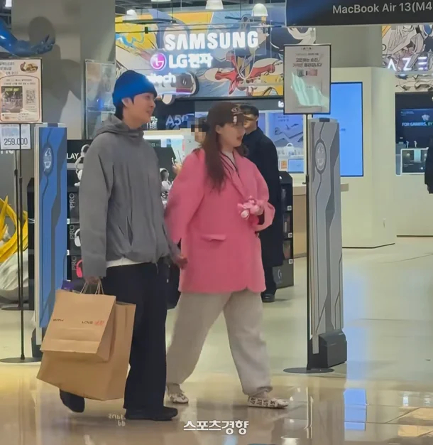 Vợ chồng nữ ca sĩ đình đám hẹn hò mùng 4 Tết, dính ngay tin mang thai- Ảnh 1.