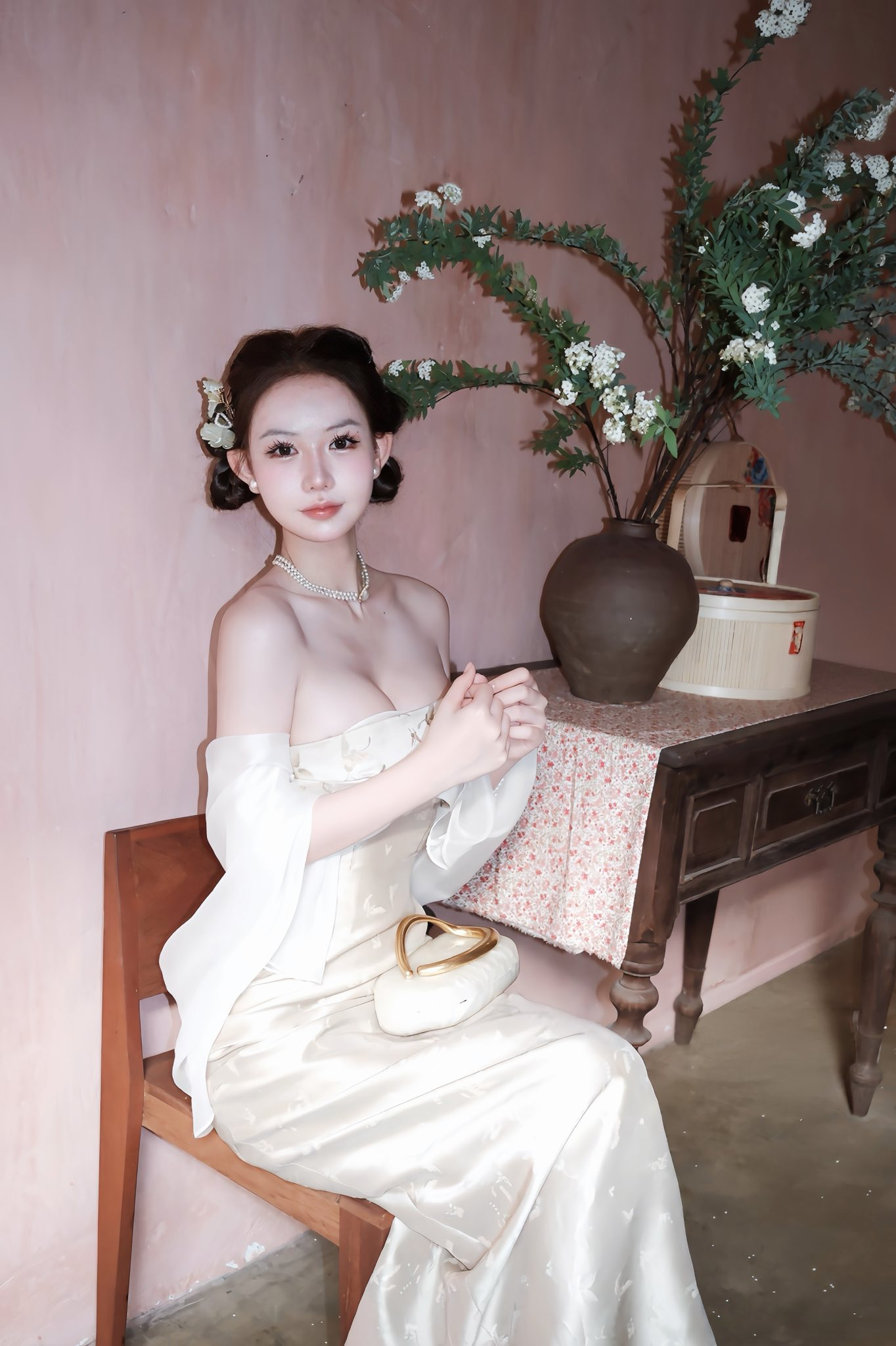 Chụp ảnh Tết phong cách "trà đạo", hot girl khiến người xem ngợp thở vì quá đỗi quyến rũ- Ảnh 1.