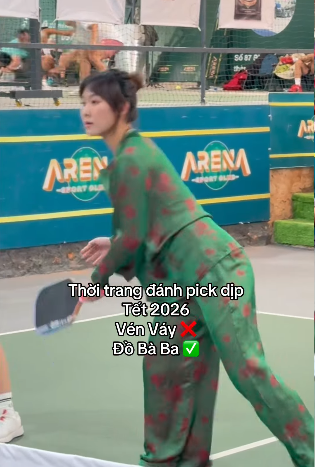 Không còn “vén váy” chơi Pickleball, Nàng Kim lại gây tranh cãi khi diện… áo bà ba quay clip - Ảnh 1.