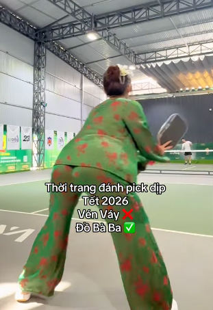 Không còn “vén váy” chơi Pickleball, Nàng Kim lại gây tranh cãi khi diện… áo bà ba quay clip - Ảnh 4.