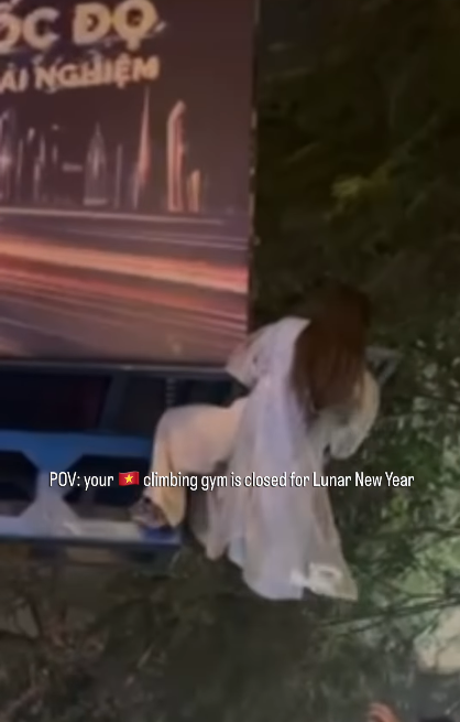 Mặc áo dài “trèo” lên biển quảng cáo, hot girl xinh đẹp khiến người xem tá hỏa - Ảnh 1.