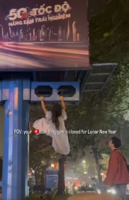 Mặc áo dài “trèo” lên biển quảng cáo, hot girl xinh đẹp khiến người xem tá hỏa - Ảnh 2.