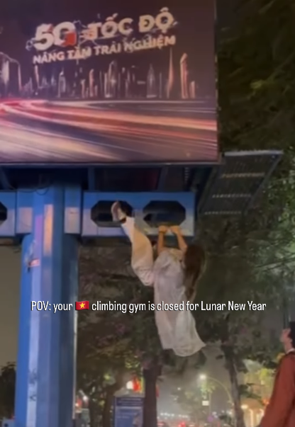 Mặc áo dài “trèo” lên biển quảng cáo, hot girl xinh đẹp khiến người xem tá hỏa - Ảnh 4.