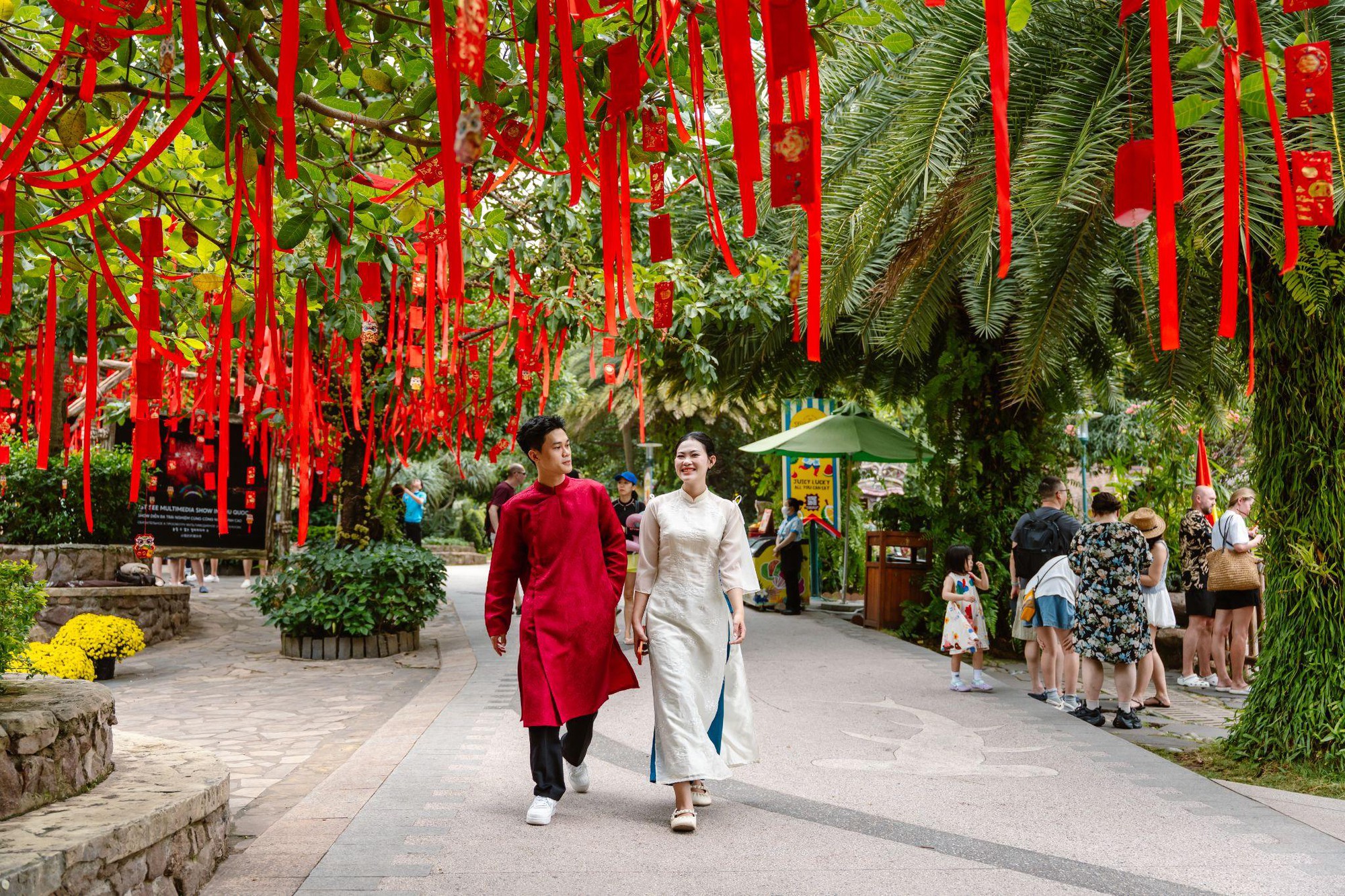 Cửa ngõ hàng không đảo Ngọc đạt đỉnh với 93 chuyến bay, bùng nổ du khách, tấp nập khách quốc tế dịp Tết Nguyên đán- Ảnh 3. Cửa ngõ hàng không đảo Ngọc đạt đỉnh với 93 chuyến bay, bùng nổ du khách, tấp nập khách quốc tế dịp Tết Nguyên đán- Ảnh 3.