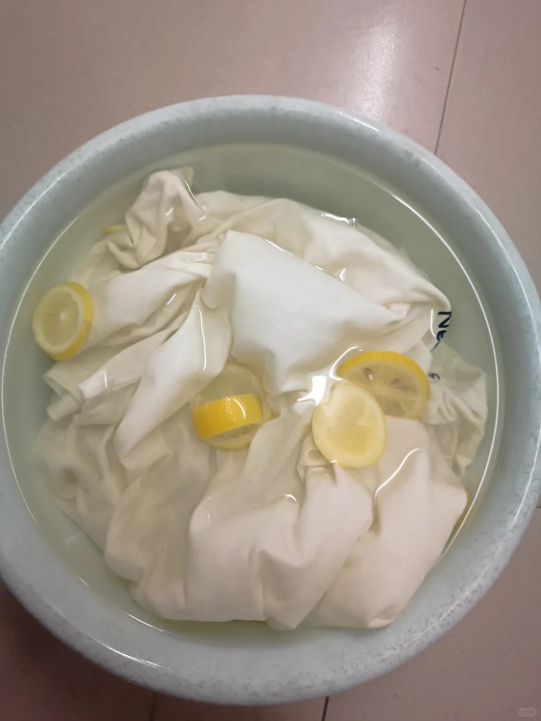 Tôi từng để chanh mốc trong tủ lạnh, cho đến khi phát hiện 15 công dụng này khiến cả căn nhà thơm sạch bất ngờ - Ảnh 5.