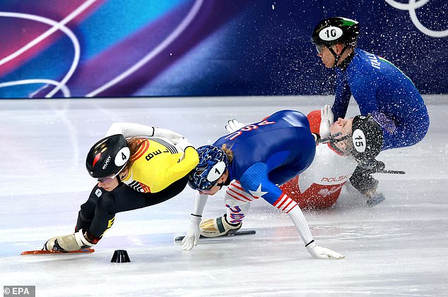 Kinh hoàng Olympic: VĐV bị giày của đối thủ cứa vào mắt, mặt bê bết máu, nằm cáng rời sân - Ảnh 2.