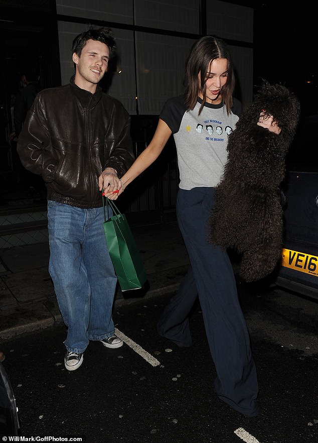 Beckham tình tứ nắm tay Victoria, tiểu thư Harper khoe visual sáng bừng trong buổi tiệc xa hoa nhưng Brooklyn "không có cửa" xuất hiện- Ảnh 2. Beckham tình tứ nắm tay Victoria, tiểu thư Harper khoe visual sáng bừng trong buổi tiệc xa hoa nhưng Brooklyn "không có cửa" xuất hiện- Ảnh 2.