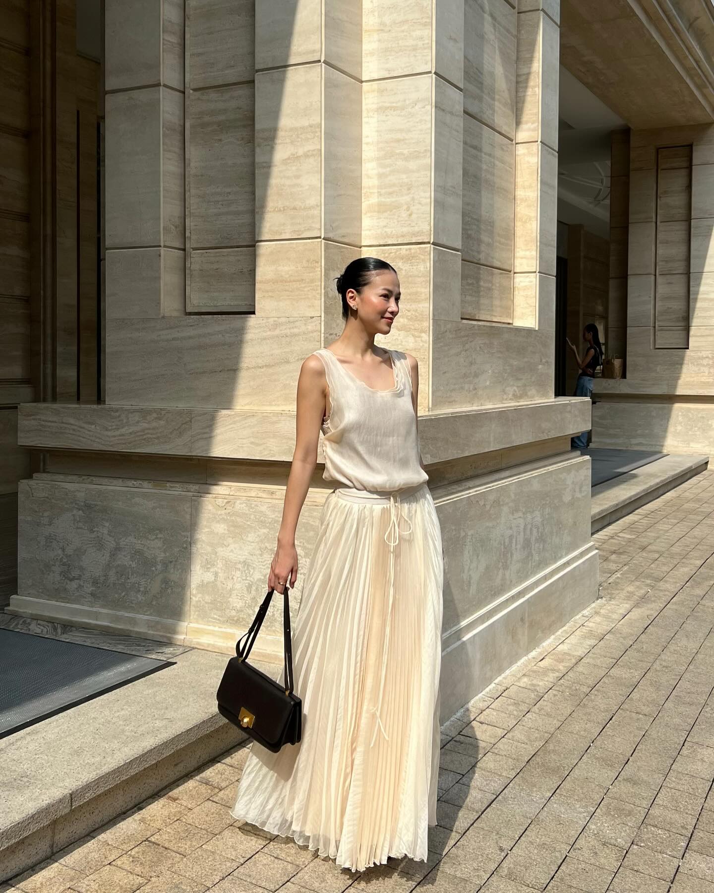 Nhìn mỹ nhân này là muốn sắm chân váy trắng ngay lập tức- Ảnh 2.