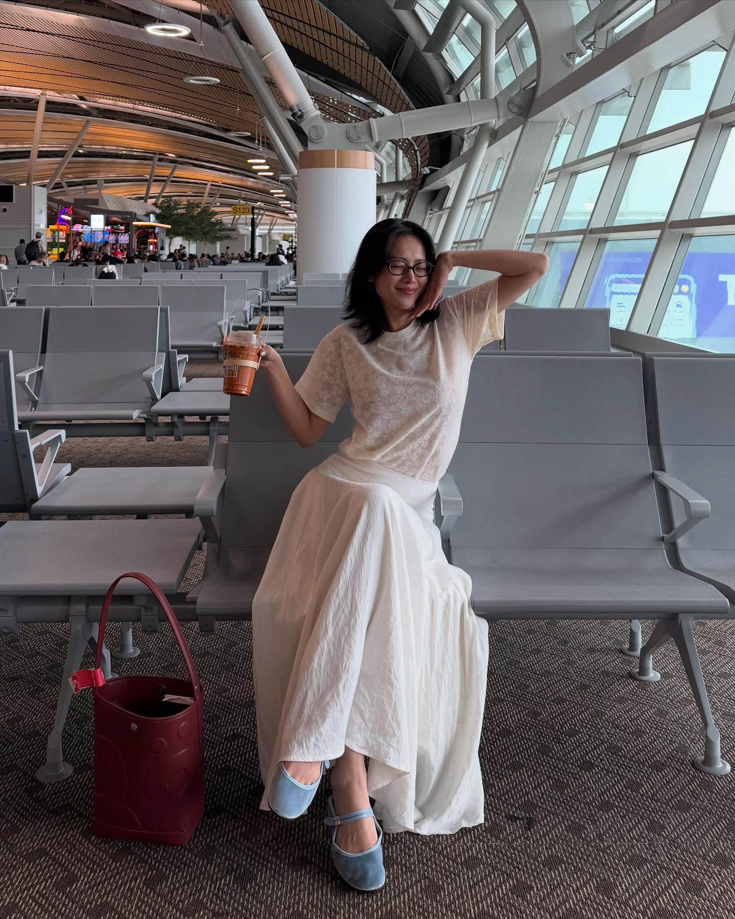 Nhìn mỹ nhân này là muốn sắm chân váy trắng ngay lập tức- Ảnh 1.