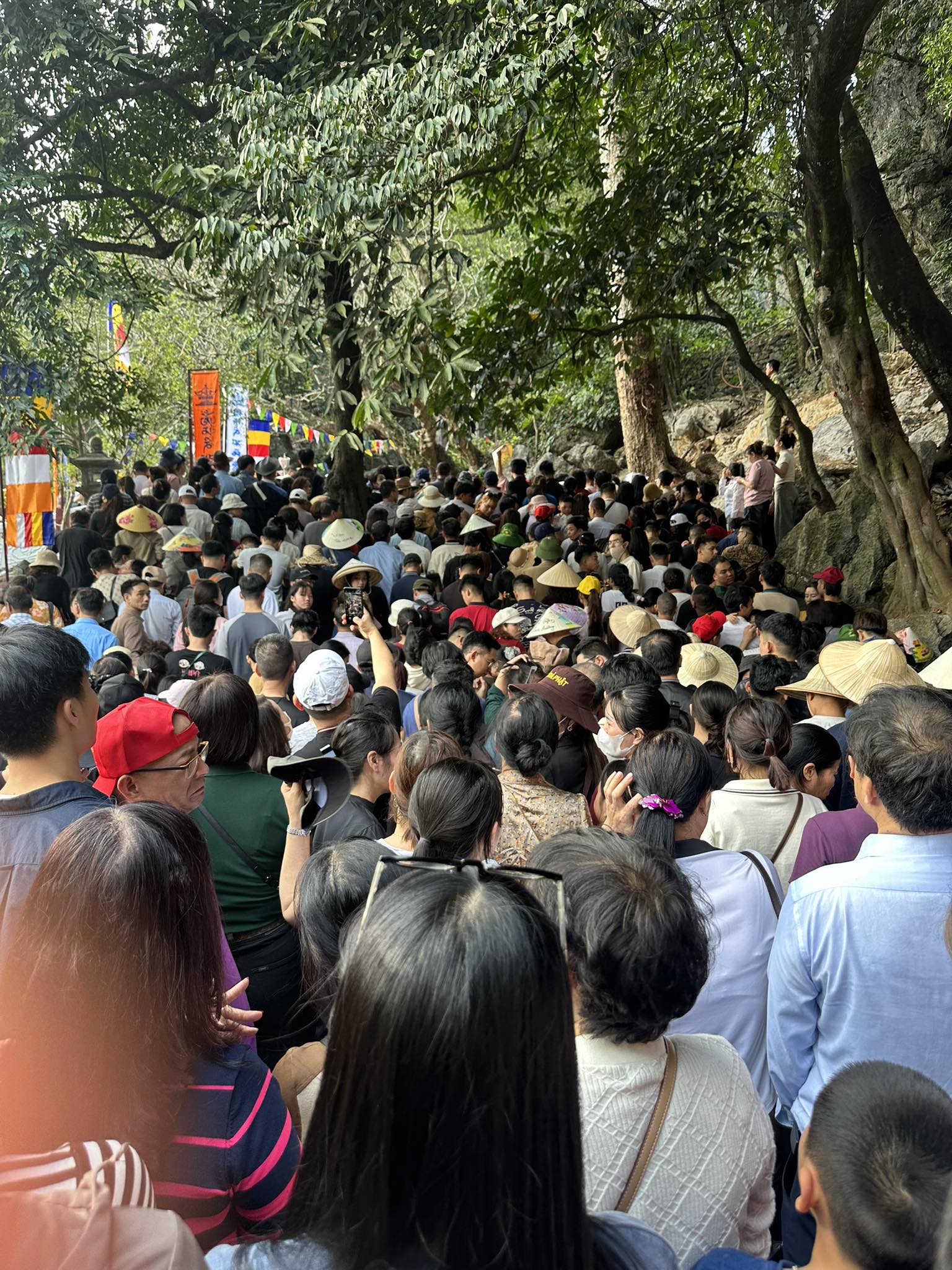 Cảnh tượng ngày Tết tại lễ hội "kéo dài lâu nhất" Việt Nam: Nhiều người không tin vào mắt mình- Ảnh 2.