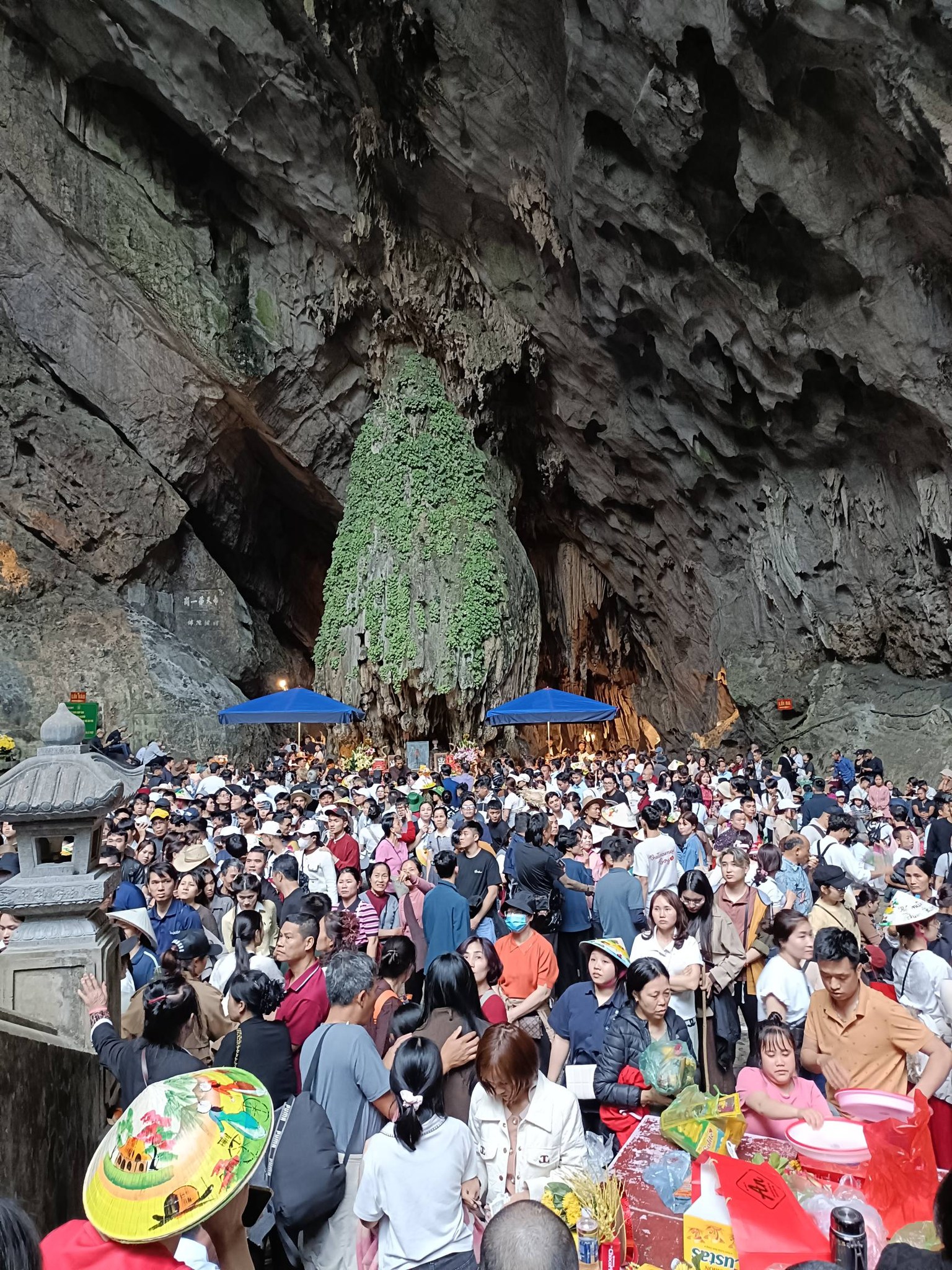 Cảnh tượng ngày Tết tại lễ hội "kéo dài lâu nhất" Việt Nam: Nhiều người không tin vào mắt mình- Ảnh 3.