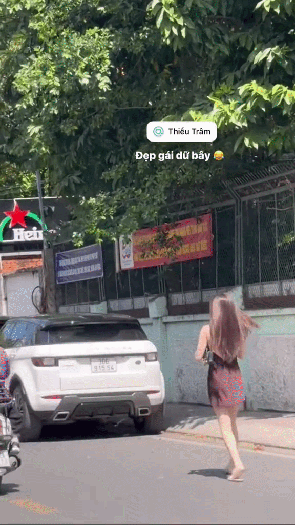 Mỹ nhân quay lưng bước đi để lộ suối tóc dưới nắng, netizen khen hết lời- Ảnh 1.