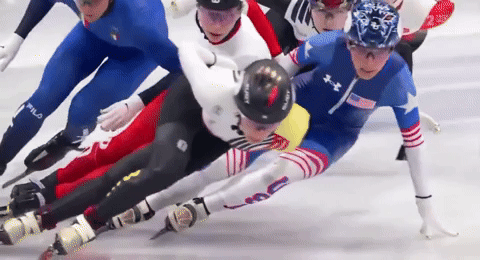 Kinh hoàng Olympic: VĐV bị giày của đối thủ cứa vào mắt, mặt bê bết máu, nằm cáng rời sân - Ảnh 1.