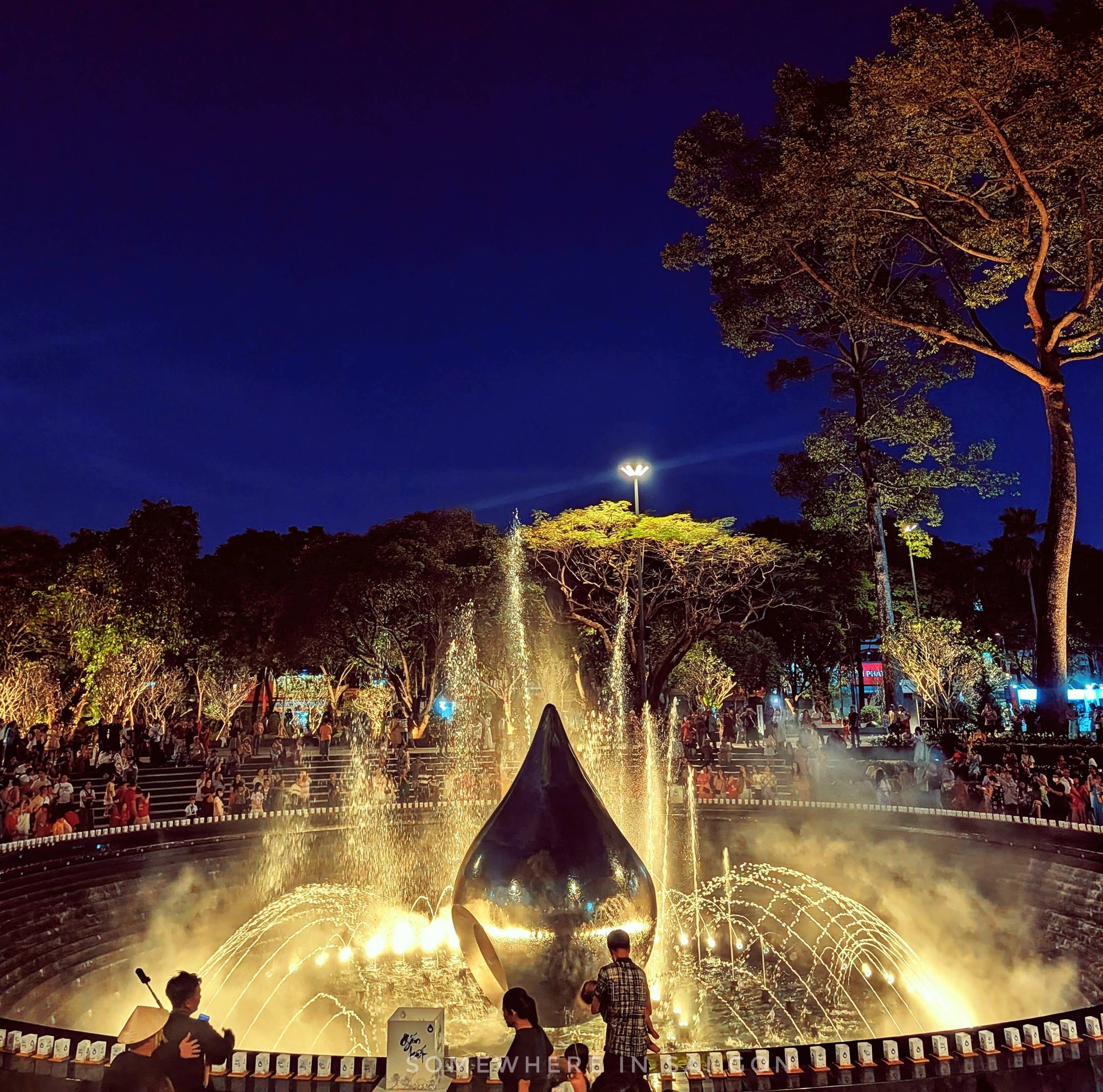 Thiên hạ rục rịch đi làm nhưng các nàng thơ vẫn miệt mài xúng xính áo dài tại công viên lột xác ngoạn mục nhất TP.HCM - Ảnh 2.