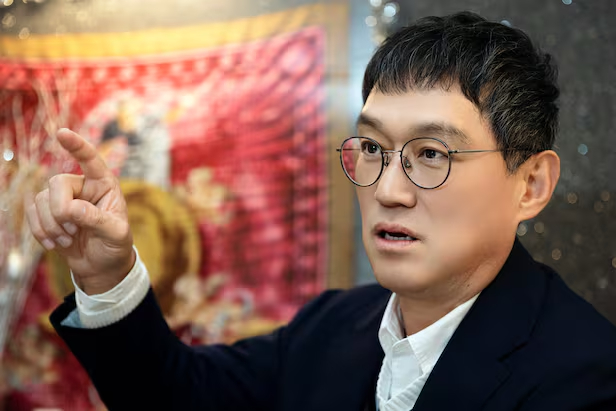 Xe chở nam diễn viên lao đầu vào gầm xe tải với tốc độ 200km/h, bị xé toạc nóc - Ảnh 1.