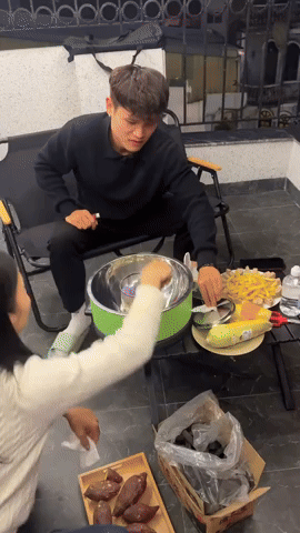 Vợ chồng Duy Mạnh đón dàn tuyển thủ thăm nhà mới 5 tầng mặt phố cổ, style của tiểu thư Quỳnh Anh gây chú ý - Ảnh 3.