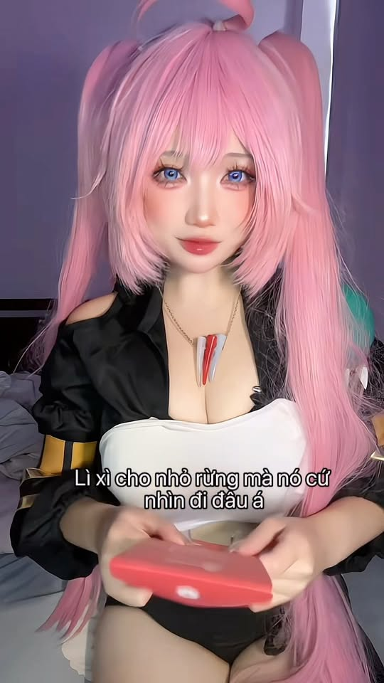 Biến hình để phát lì xì, nữ coser xinh đẹp khiến người xem không thể rời mắt - Ảnh 2. Biến hình để phát lì xì, nữ coser xinh đẹp khiến người xem không thể rời mắt - Ảnh 2.