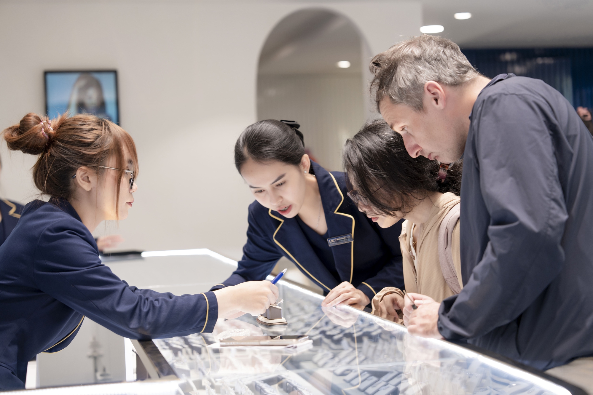 IJC cam kết thu đổi 100% cho dòng trang sức hàm lượng vàng thấp - Ảnh 1. IJC cam kết thu đổi 100% cho dòng trang sức hàm lượng vàng thấp - Ảnh 2.