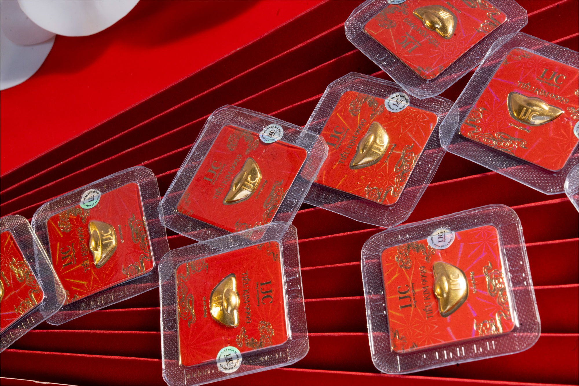 IJC cam kết thu đổi 100% cho dòng trang sức hàm lượng vàng thấp - Ảnh 4. IJC cam kết thu đổi 100% cho dòng trang sức hàm lượng vàng thấp - Ảnh 5.