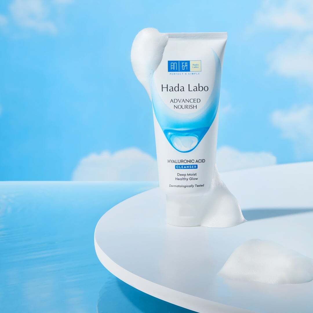 Chăm dùng 4 sản phẩm bình dân vào mỗi sáng, da mặt tôi trắng trẻo hơn hẳn sau 2 tháng, lỗ chân lông nhỏ mịn - Ảnh 1.