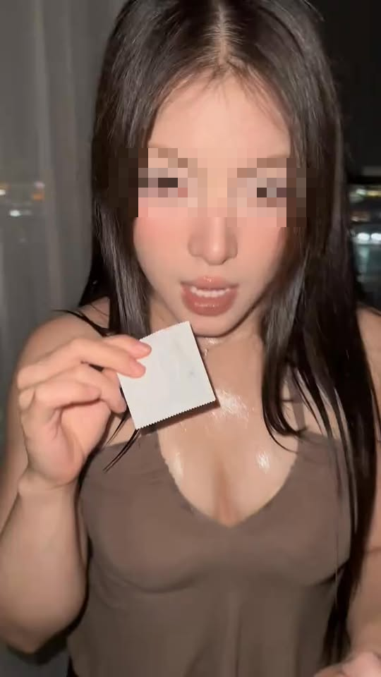 Hậu drama, hot girl livestream "comeback" với bộ ảnh không thể cháy hơn - Ảnh 1.