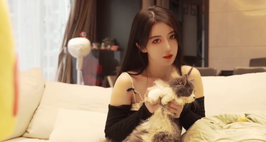 Đăng tải loạt ảnh mới, nữ streamer gợi cảm khiến fan thắc mắc tột độ- Ảnh 1.