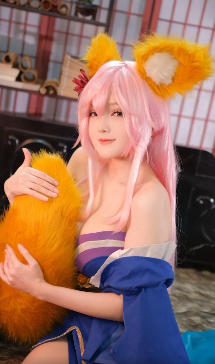 27 giây nhập vai Cáo chín đuôi với đường cong "vô thực", gái xinh "buff" tinh thần anh em game thủ lên kịch trần! - Ảnh 2.