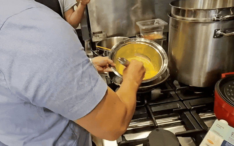 "Đại chiến" Tiramisu trên Threads: Tiệm bánh khoe "đánh kem bằng tay" chuẩn truyền thống, hội yêu bếp tràn vào bóc sự thật bẽ bàng- Ảnh 2. "Đại chiến" Tiramisu trên Threads: Tiệm bánh khoe "đánh kem bằng tay" chuẩn truyền thống, hội yêu bếp tràn vào bóc sự thật bẽ bàng- Ảnh 2.