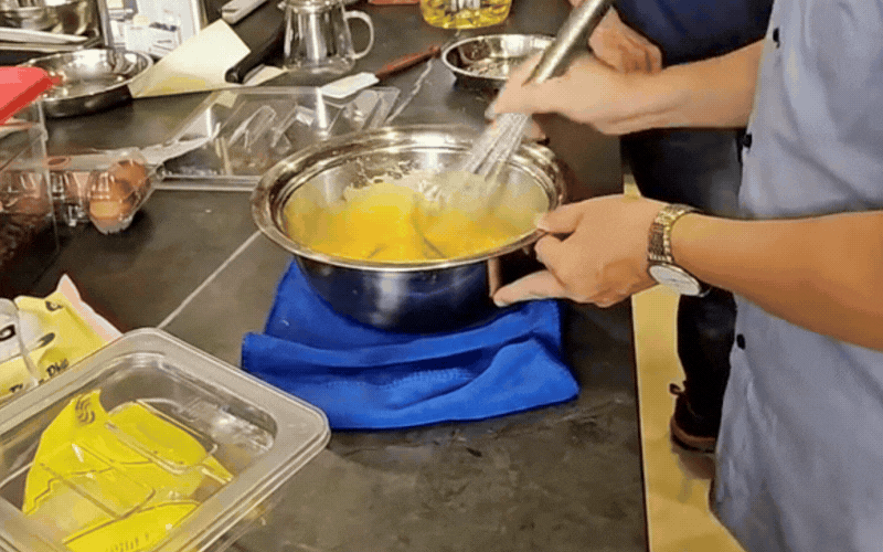 "Đại chiến" Tiramisu trên Threads: Tiệm bánh khoe "đánh kem bằng tay" chuẩn truyền thống, hội yêu bếp tràn vào bóc sự thật bẽ bàng- Ảnh 3. "Đại chiến" Tiramisu trên Threads: Tiệm bánh khoe "đánh kem bằng tay" chuẩn truyền thống, hội yêu bếp tràn vào bóc sự thật bẽ bàng- Ảnh 3.