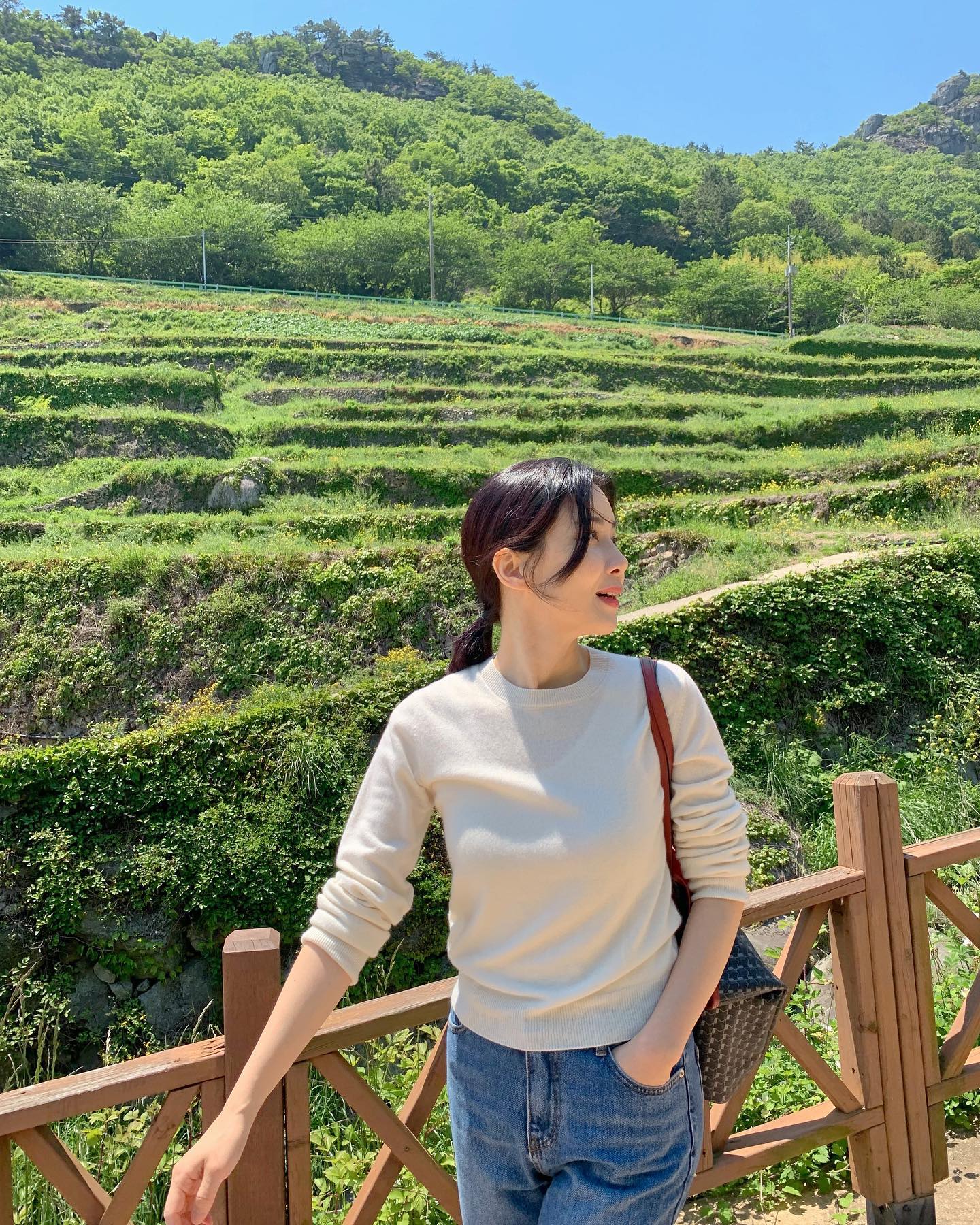 Đến khi 47 tuổi, tôi cũng muốn diện đồ đơn giản mà chuẩn thanh lịch như Lee Bo Young- Ảnh 10. Đến khi 47 tuổi, tôi cũng muốn diện đồ đơn giản mà chuẩn thanh lịch như Lee Bo Young- Ảnh 10.