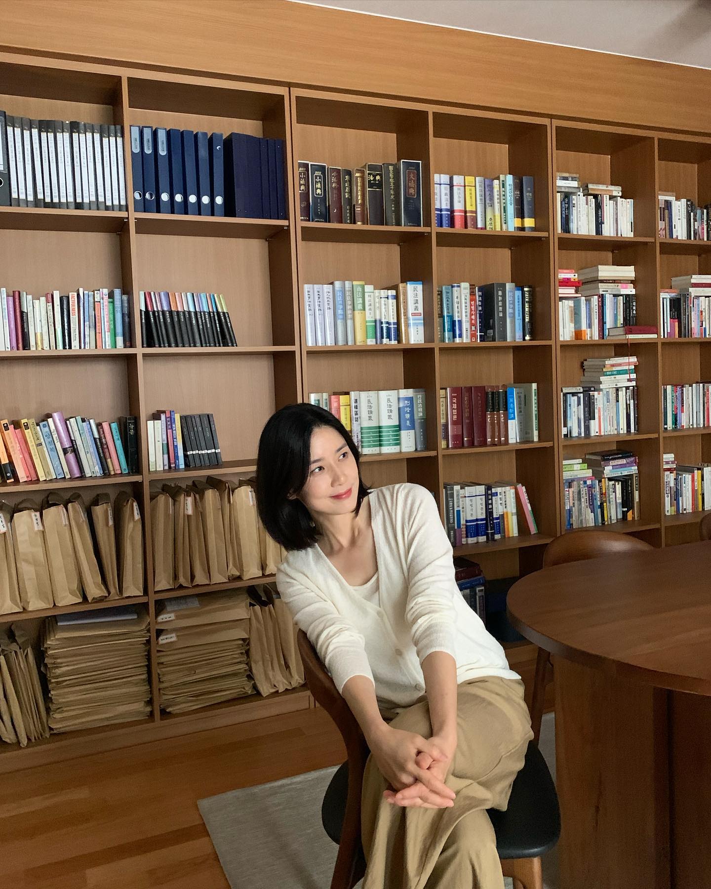 Đến khi 47 tuổi, tôi cũng muốn diện đồ đơn giản mà chuẩn thanh lịch như Lee Bo Young- Ảnh 6. Đến khi 47 tuổi, tôi cũng muốn diện đồ đơn giản mà chuẩn thanh lịch như Lee Bo Young- Ảnh 6.