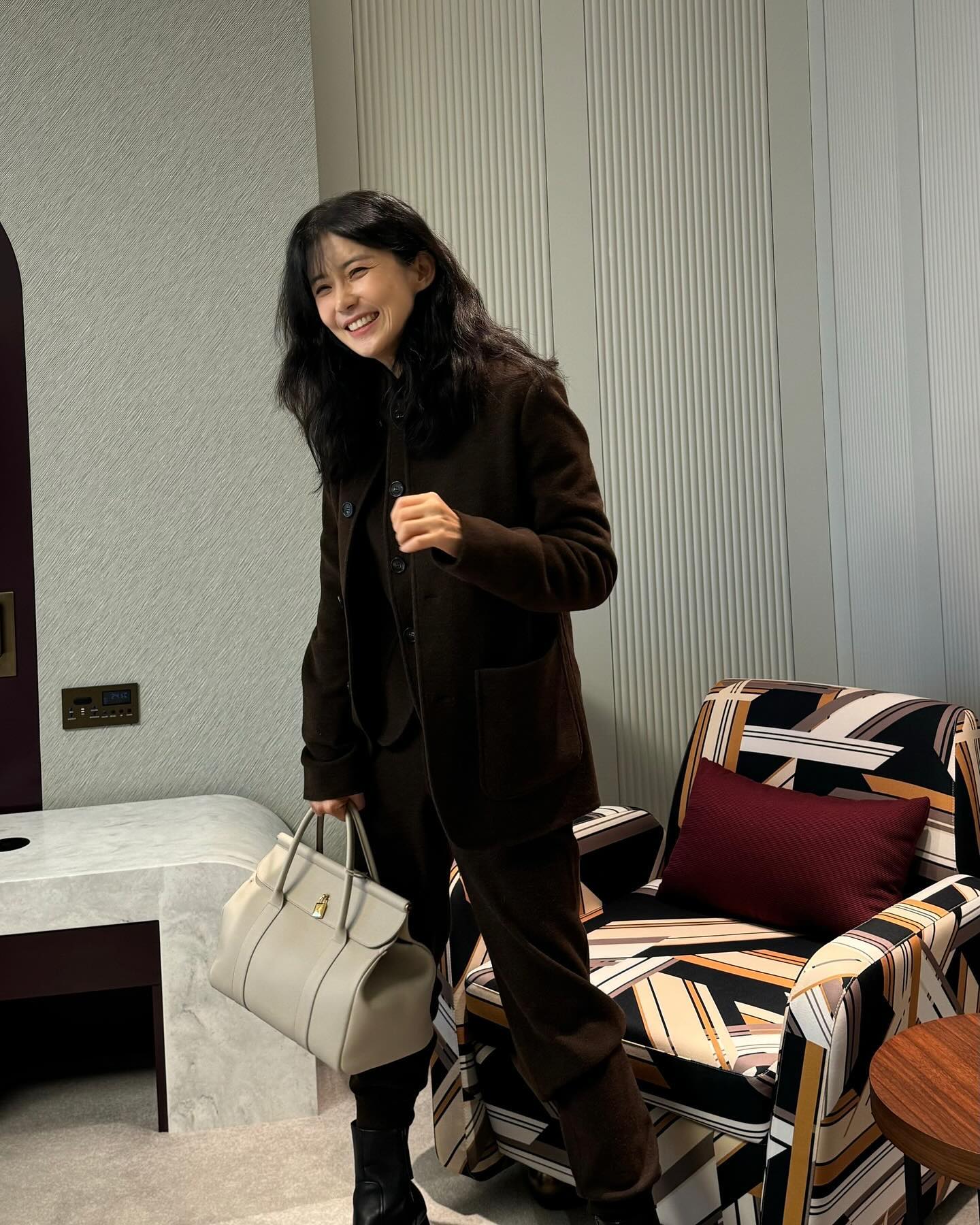 Đến khi 47 tuổi, tôi cũng muốn diện đồ đơn giản mà chuẩn thanh lịch như Lee Bo Young- Ảnh 4. Đến khi 47 tuổi, tôi cũng muốn diện đồ đơn giản mà chuẩn thanh lịch như Lee Bo Young- Ảnh 4.