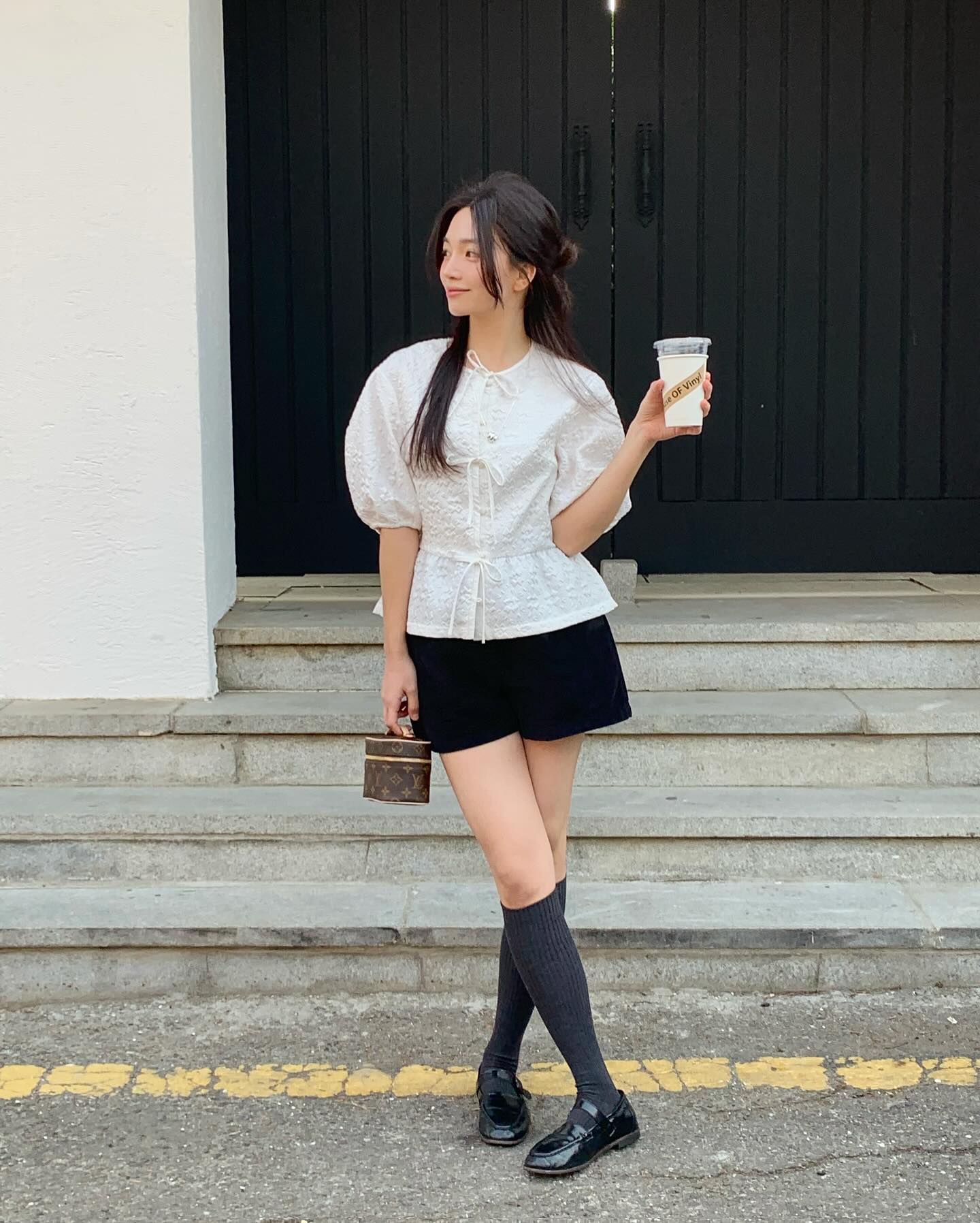 Sự trở lại của một mẫu áo công sở: Mặc lên sang chảnh cả set đồ, sang tới mùa thu mặc vẫn đẹp- Ảnh 2. Sự trở lại của một mẫu áo công sở: Mặc lên sang chảnh cả set đồ, sang tới mùa thu mặc vẫn đẹp- Ảnh 2.