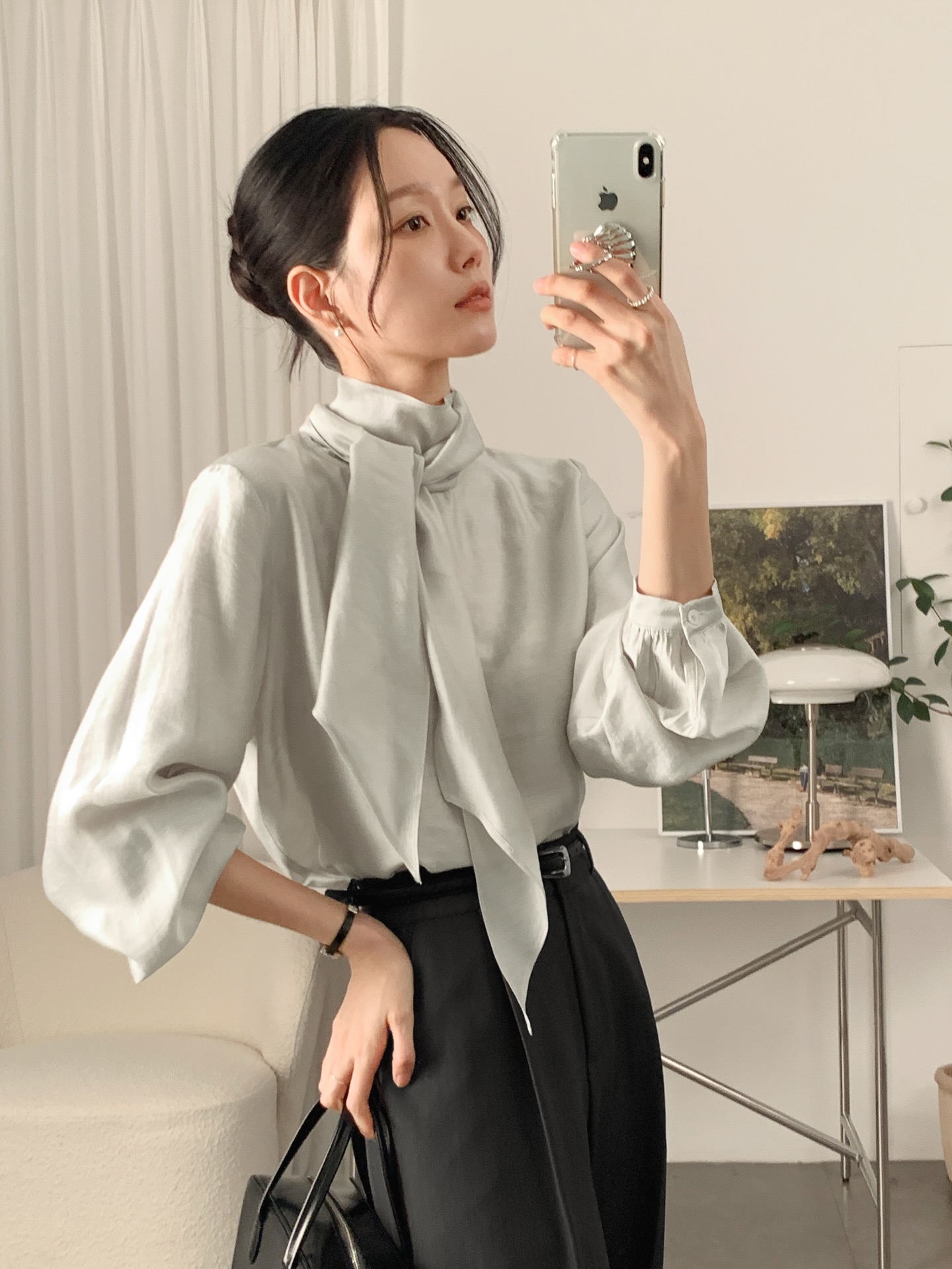 Sự trở lại của một mẫu áo công sở: Mặc lên sang chảnh cả set đồ, sang tới mùa thu mặc vẫn đẹp- Ảnh 4. Sự trở lại của một mẫu áo công sở: Mặc lên sang chảnh cả set đồ, sang tới mùa thu mặc vẫn đẹp- Ảnh 4.