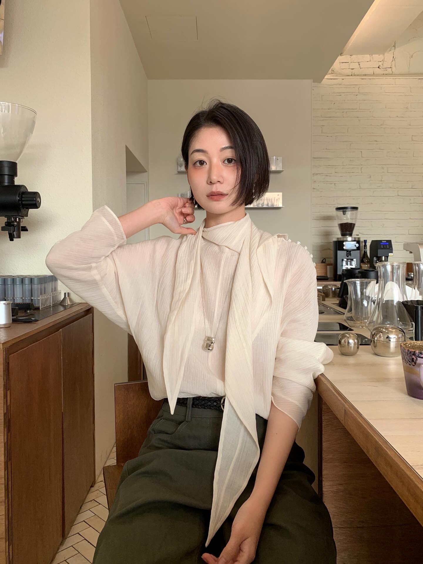 Sự trở lại của một mẫu áo công sở: Mặc lên sang chảnh cả set đồ, sang tới mùa thu mặc vẫn đẹp- Ảnh 1. Sự trở lại của một mẫu áo công sở: Mặc lên sang chảnh cả set đồ, sang tới mùa thu mặc vẫn đẹp- Ảnh 1.