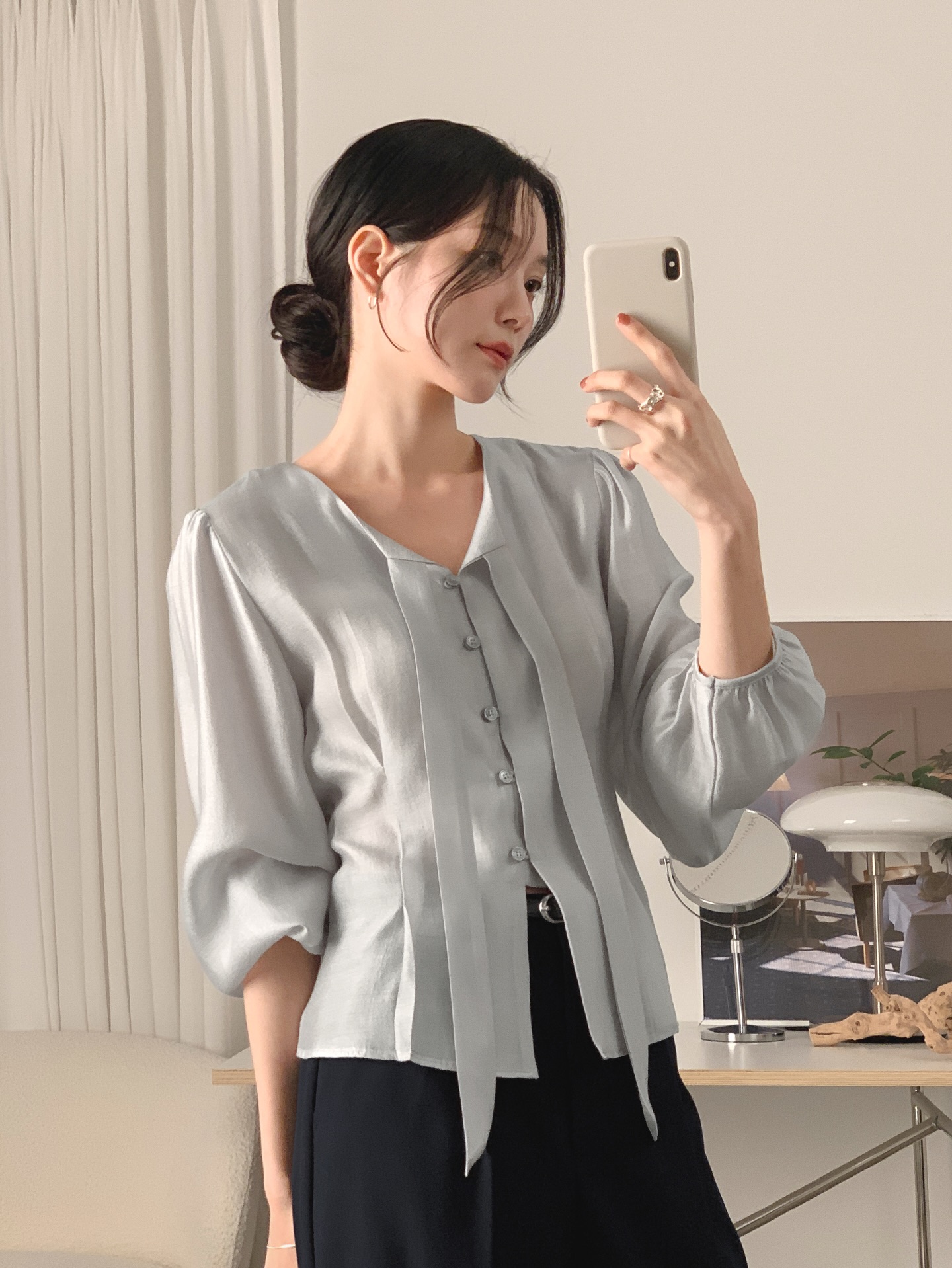 Sự trở lại của một mẫu áo công sở: Mặc lên sang chảnh cả set đồ, sang tới mùa thu mặc vẫn đẹp- Ảnh 12. Sự trở lại của một mẫu áo công sở: Mặc lên sang chảnh cả set đồ, sang tới mùa thu mặc vẫn đẹp- Ảnh 12.