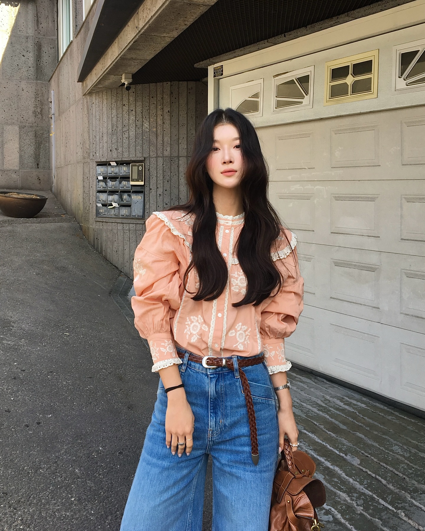 Sự trở lại của một mẫu áo công sở: Mặc lên sang chảnh cả set đồ, sang tới mùa thu mặc vẫn đẹp- Ảnh 11. Sự trở lại của một mẫu áo công sở: Mặc lên sang chảnh cả set đồ, sang tới mùa thu mặc vẫn đẹp- Ảnh 11.