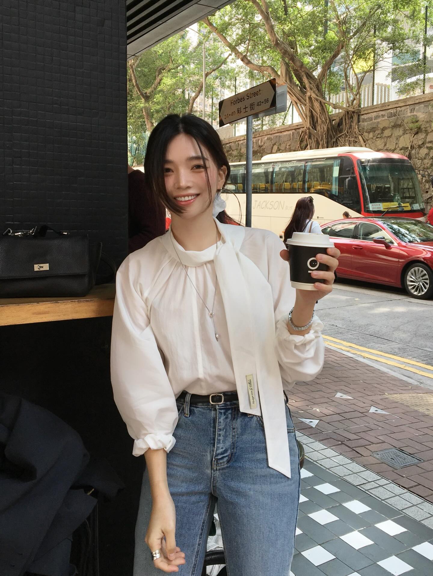 Sự trở lại của một mẫu áo công sở: Mặc lên sang chảnh cả set đồ, sang tới mùa thu mặc vẫn đẹp- Ảnh 14. Sự trở lại của một mẫu áo công sở: Mặc lên sang chảnh cả set đồ, sang tới mùa thu mặc vẫn đẹp- Ảnh 14.