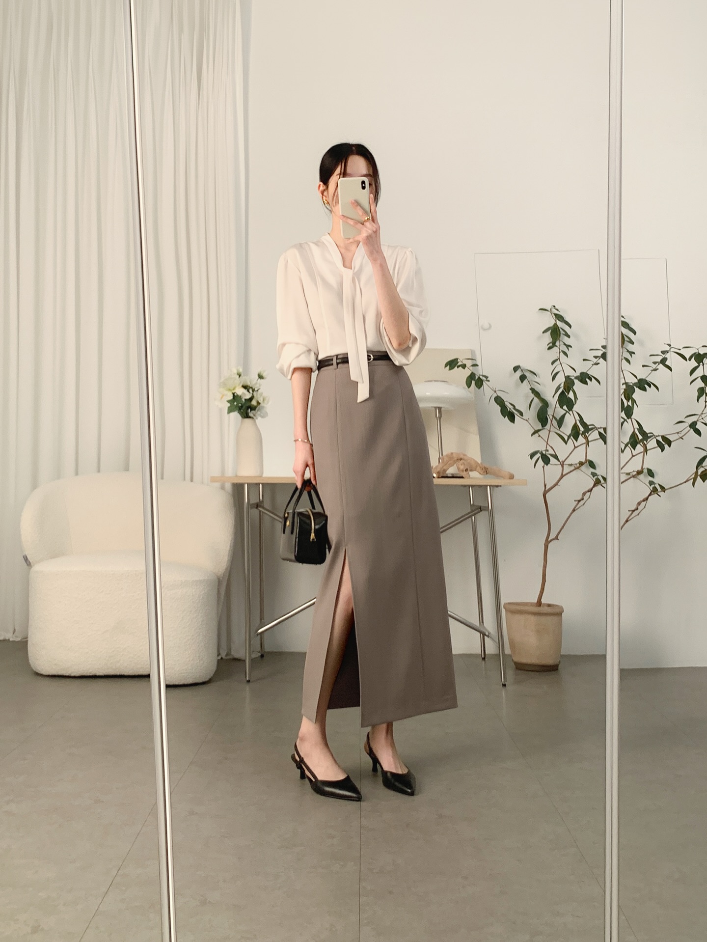 Sự trở lại của một mẫu áo công sở: Mặc lên sang chảnh cả set đồ, sang tới mùa thu mặc vẫn đẹp- Ảnh 13. Sự trở lại của một mẫu áo công sở: Mặc lên sang chảnh cả set đồ, sang tới mùa thu mặc vẫn đẹp- Ảnh 13.