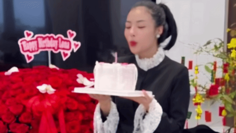 Sinh nhật tuổi 26 của Lona Kiều Loan: Nhận bó hoa khủng, chi tiết trên bánh kem gây bàn tán- Ảnh 1.