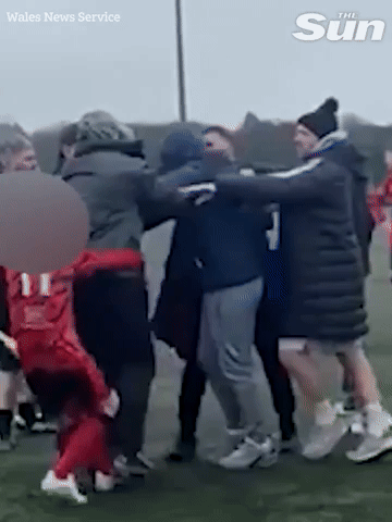 1 triệu người phẫn nộ vì video gây sốc: Cha mẹ lao vào đấm nhau tại trận bóng đá U14, các con phải vào can - Ảnh 1.