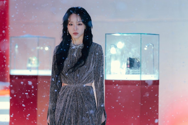 Shin Hye Sun 36 tuổi mà da dáng đẹp cỡ này mới "xứng" vai siêu lừa trong The Art of Sarah: Đây là bí quyết - Ảnh 1.