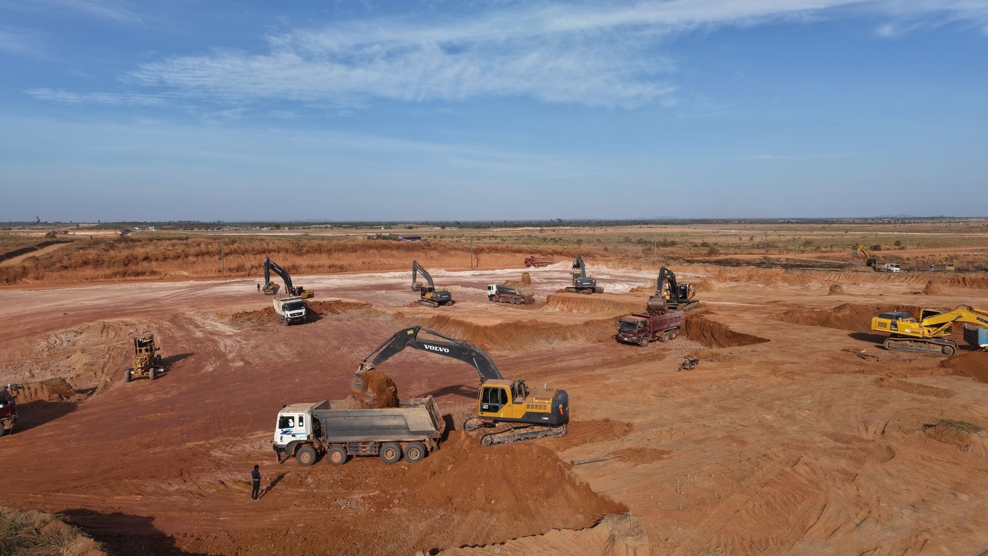 THACO AGRI - Khát vọng tái thiết xuyên biên giới: Cuộc chơi bắt đầu từ đất - Ảnh 2.