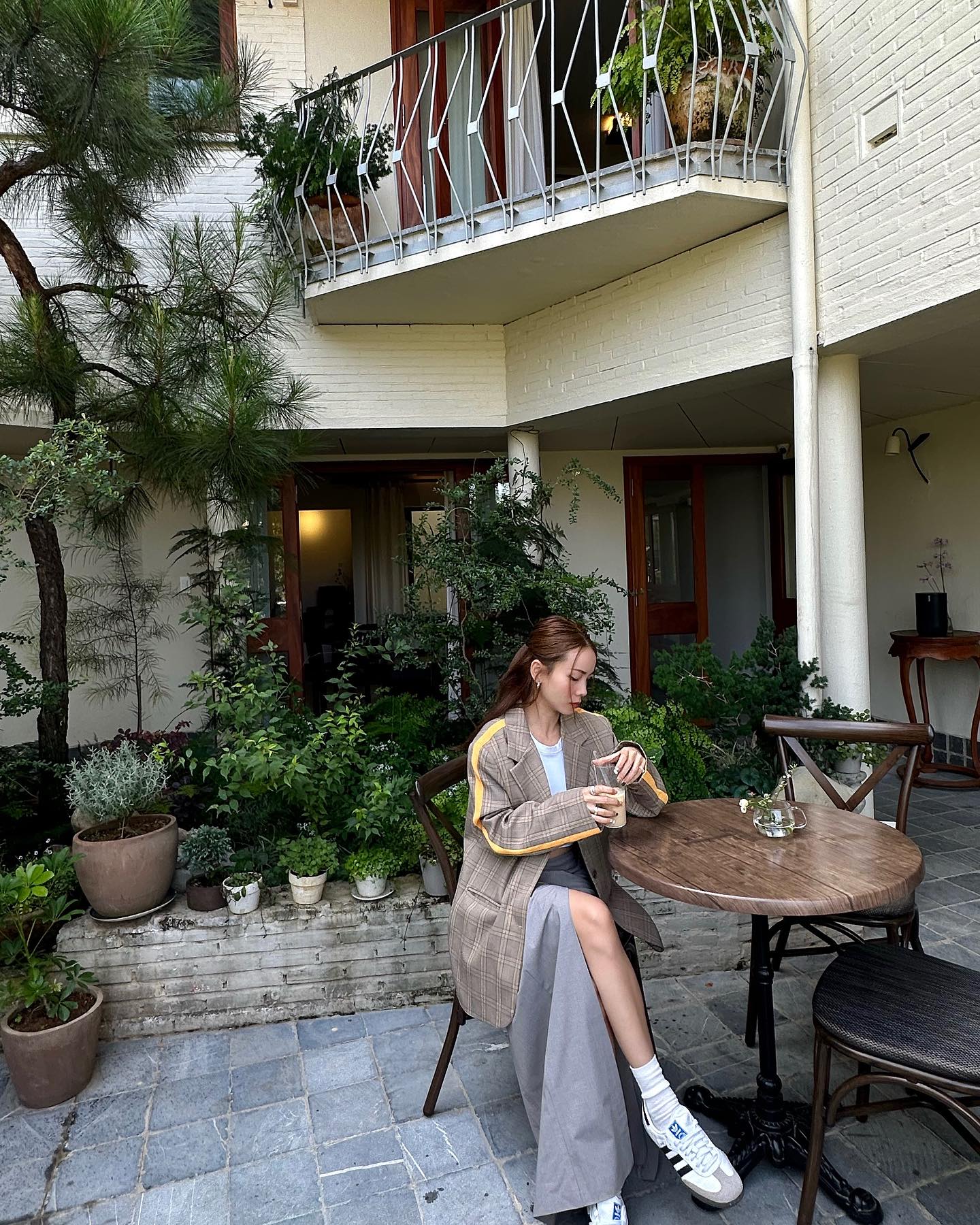 4 công thức trang phục màu trung tính dành cho phụ nữ ngoài 40 tuổi thích lên đồ đơn giản- Ảnh 2. 4 công thức trang phục màu trung tính dành cho phụ nữ ngoài 40 tuổi thích lên đồ đơn giản- Ảnh 2.