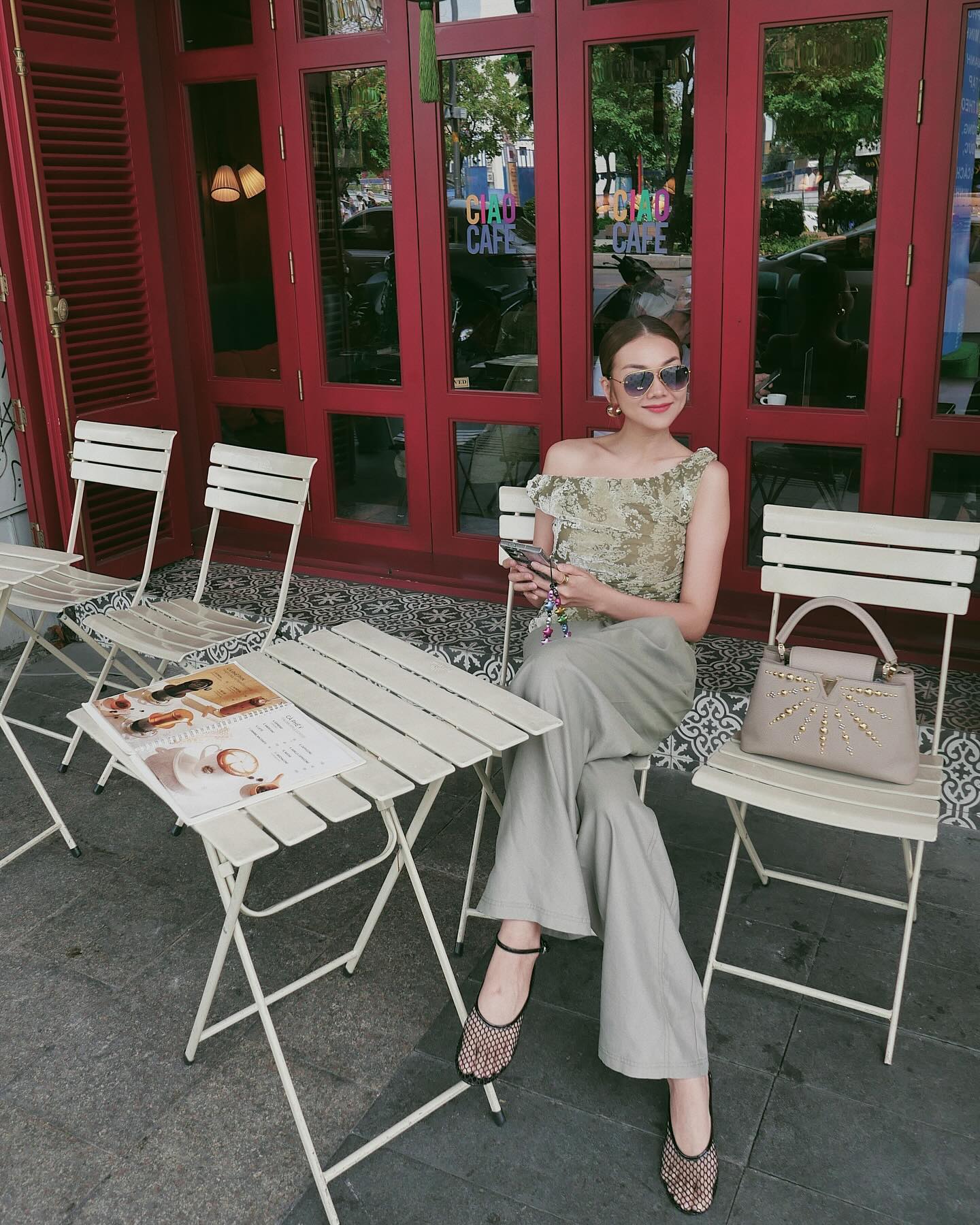 4 công thức trang phục màu trung tính dành cho phụ nữ ngoài 40 tuổi thích lên đồ đơn giản- Ảnh 5. 4 công thức trang phục màu trung tính dành cho phụ nữ ngoài 40 tuổi thích lên đồ đơn giản- Ảnh 5.