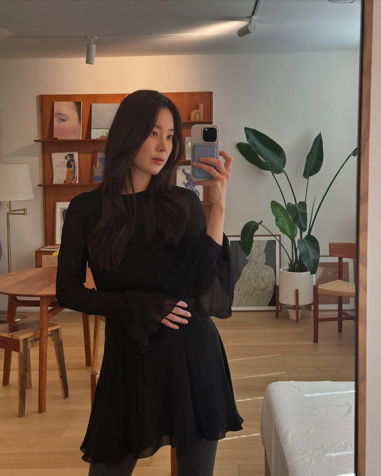 4 công thức trang phục màu trung tính dành cho phụ nữ ngoài 40 tuổi thích lên đồ đơn giản- Ảnh 8. 4 công thức trang phục màu trung tính dành cho phụ nữ ngoài 40 tuổi thích lên đồ đơn giản- Ảnh 8.