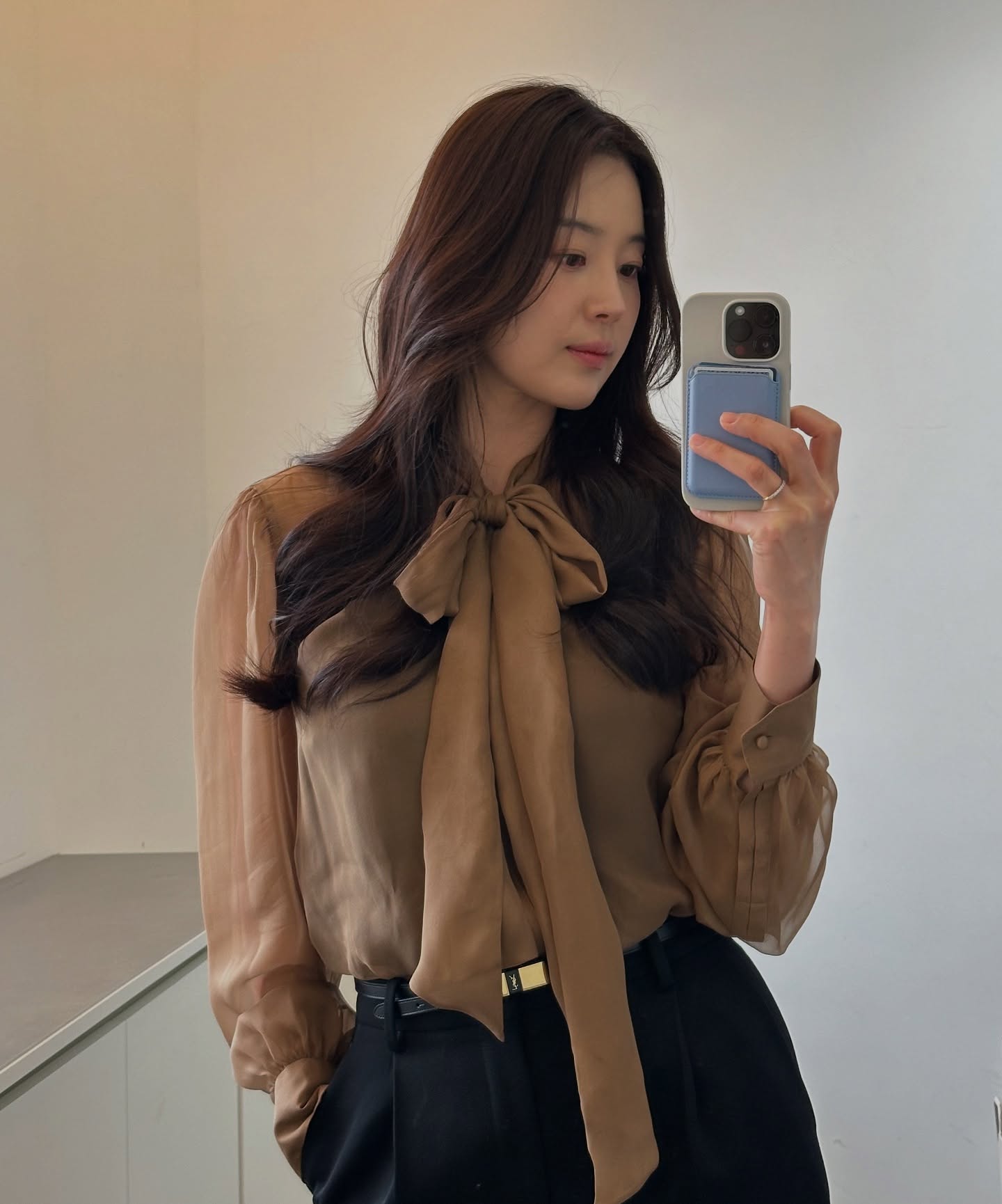 4 công thức trang phục màu trung tính dành cho phụ nữ ngoài 40 tuổi thích lên đồ đơn giản- Ảnh 4. 4 công thức trang phục màu trung tính dành cho phụ nữ ngoài 40 tuổi thích lên đồ đơn giản- Ảnh 4.