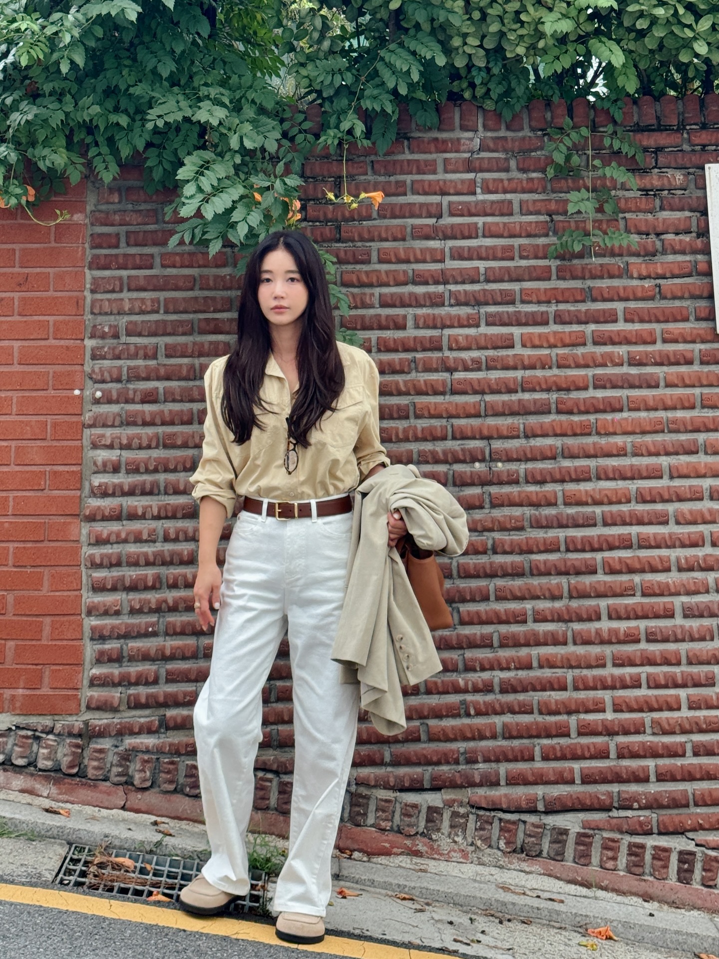 4 công thức trang phục màu trung tính dành cho phụ nữ ngoài 40 tuổi thích lên đồ đơn giản- Ảnh 7. 4 công thức trang phục màu trung tính dành cho phụ nữ ngoài 40 tuổi thích lên đồ đơn giản- Ảnh 7.