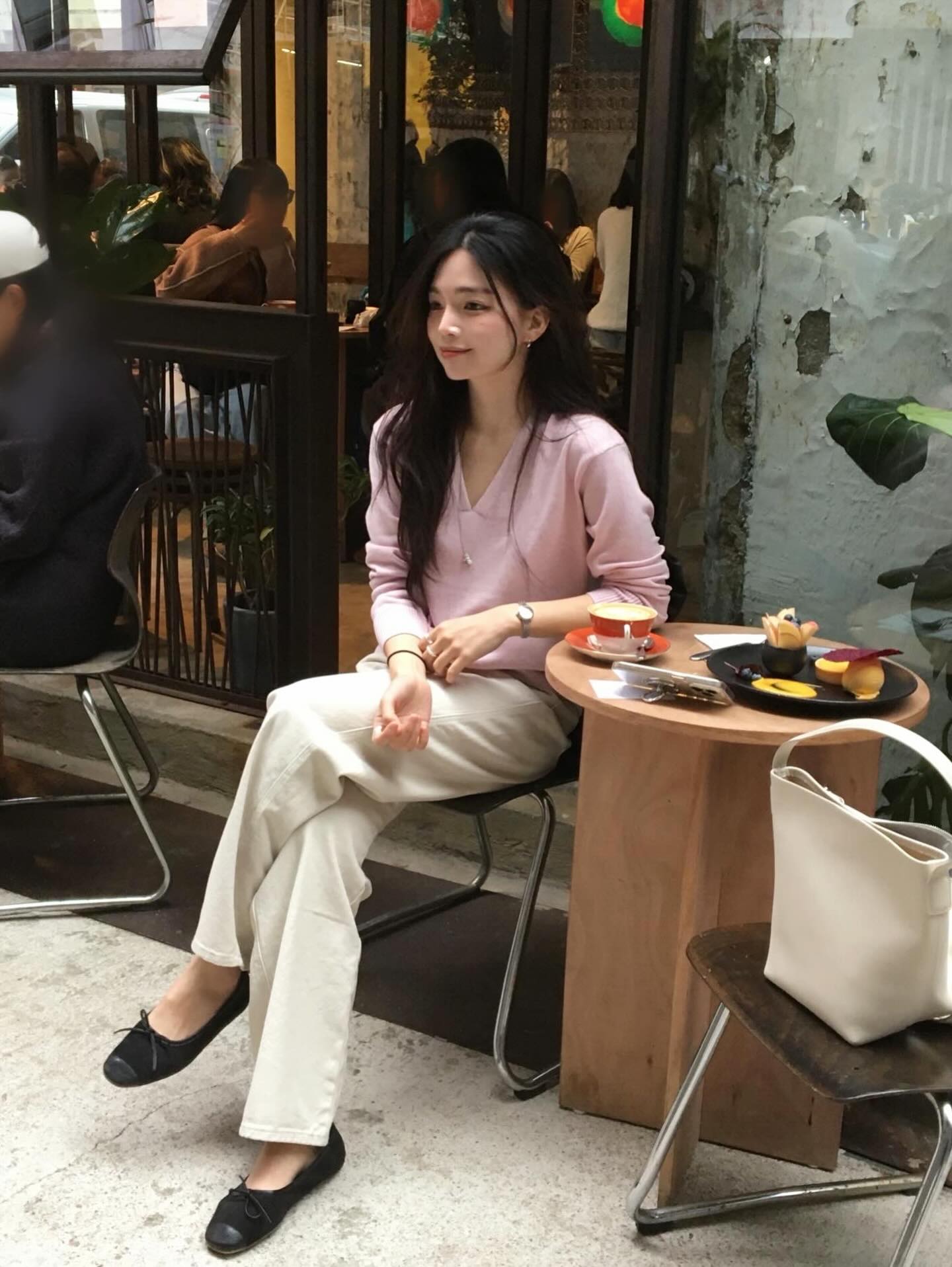 Bây giờ không phải lúc sắm áo khoác hay áo len, đây mới là 5 item nàng cần nhất để vào hè mặc đẹp luôn- Ảnh 6. Bây giờ không phải lúc sắm áo khoác hay áo len, đây mới là 5 item nàng cần nhất để vào hè mặc đẹp luôn- Ảnh 6.