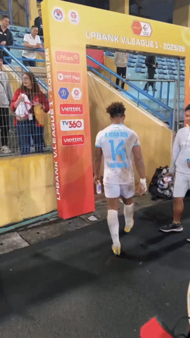 Xuân Son tức giận ném chai nước - Ảnh 1.